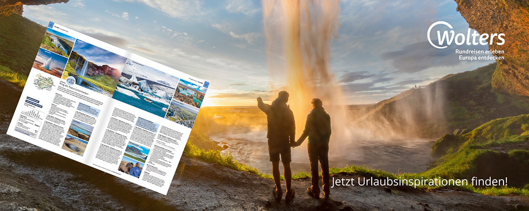 Werbebanner von Wolters: Ein Reisemagazin mit Bildern von Wasserfällen und Gletschern liegt vor einem Paar, das vor einem Wasserfall steht. Text: Jetzt Urlaubsinspirationen finden!